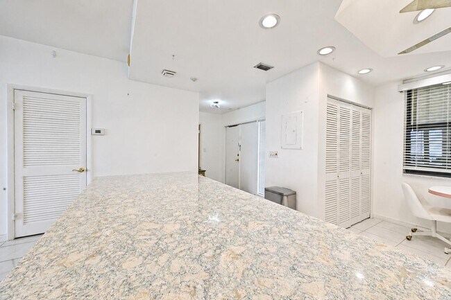 Foto del edificio - 9900 S Ocean Dr