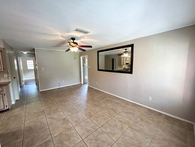 Building Photo - 3136 NW 47th Place - *50% off first month'...