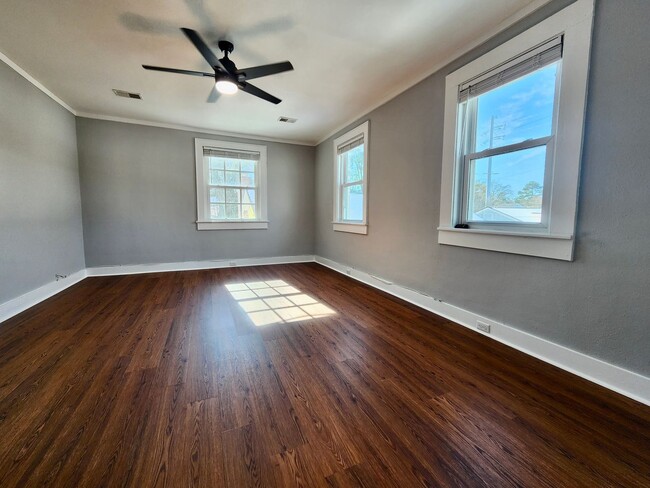 Building Photo - Updated two bedroom in Wagener Terrace - u...