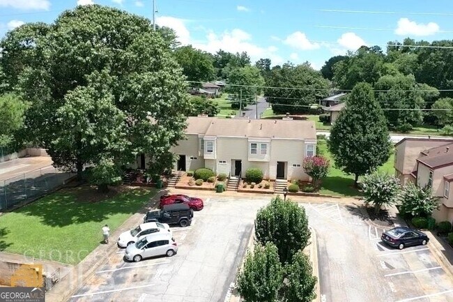 Building Photo - 2016 Oak Park Ln