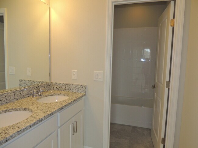 Foto del edificio - Move in ready! Newer home in great location.