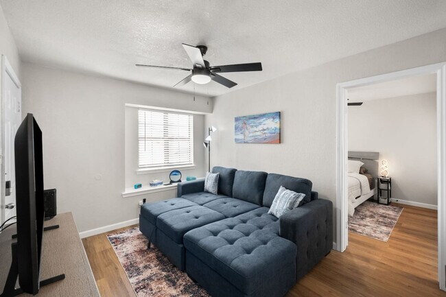 Foto del edificio - 1700 Crestpoint Dr