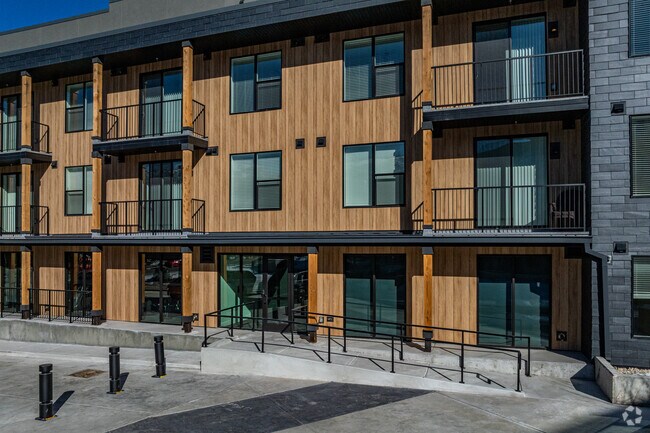 Entrada del edificio - EngineHouse Affordable Apartments