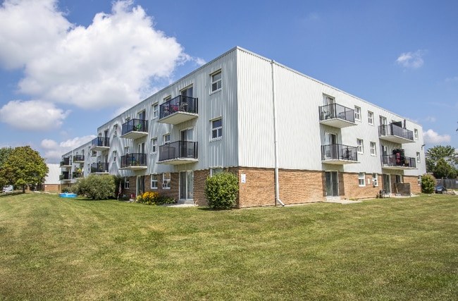 Building Photo - Elgin Woods Apartments