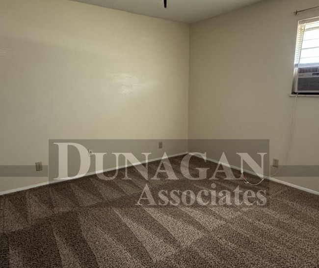 Building Photo - 2 bedroom 1 bath apartment