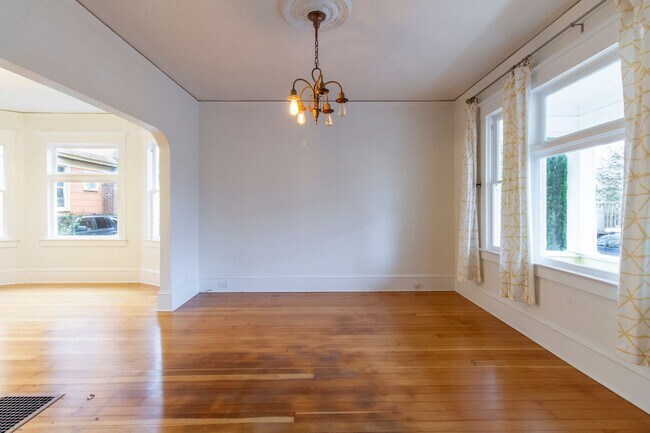 Foto del edificio - Stunning 3 Bedroom House with Great Kitchen, Washer/Dryer, and More!