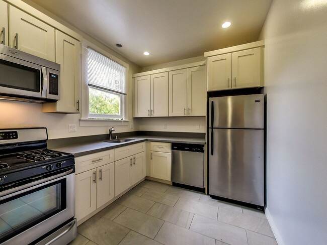 Foto del edificio - TOP FLOOR! LARGE CLOSET! On-Site LAUNDRY! ...