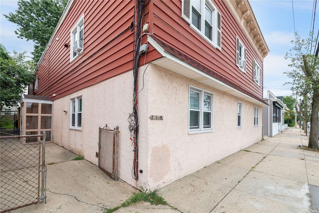 Primary Photo - 219 Willis Ave
