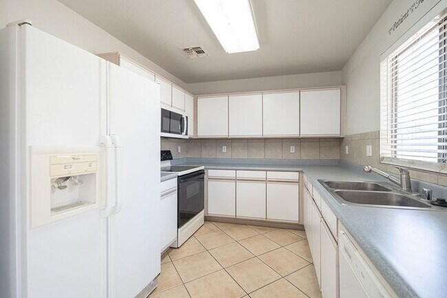 Foto del edificio - 13628 W Fargo Dr