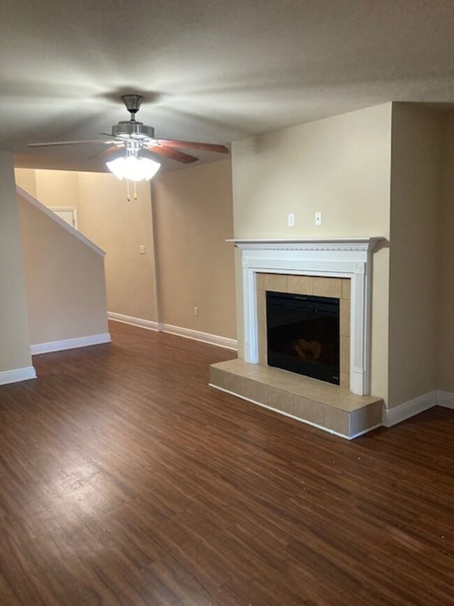 Building Photo - Spacious 4 Bedroom