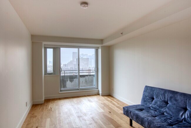 Building Photo - 3460 Rue Peel