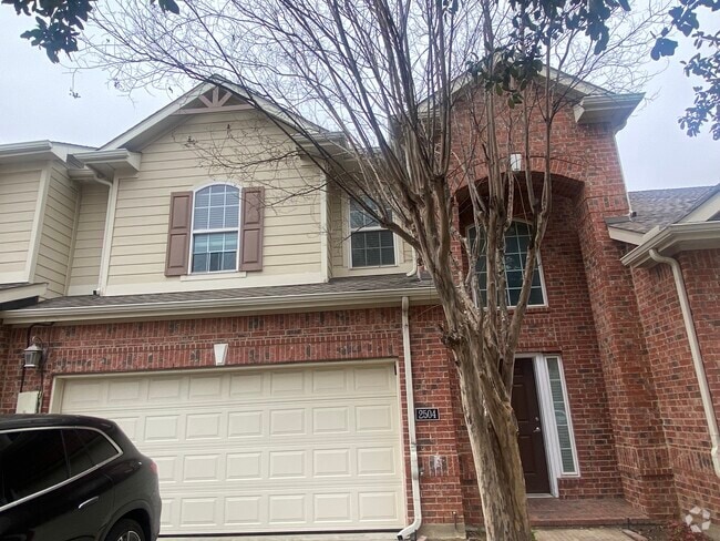 Building Photo - 2504 Kent Dr