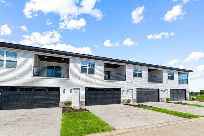 Foto del edificio - New 3 Bed Townhome with Covered Deck and Oversized Garage!