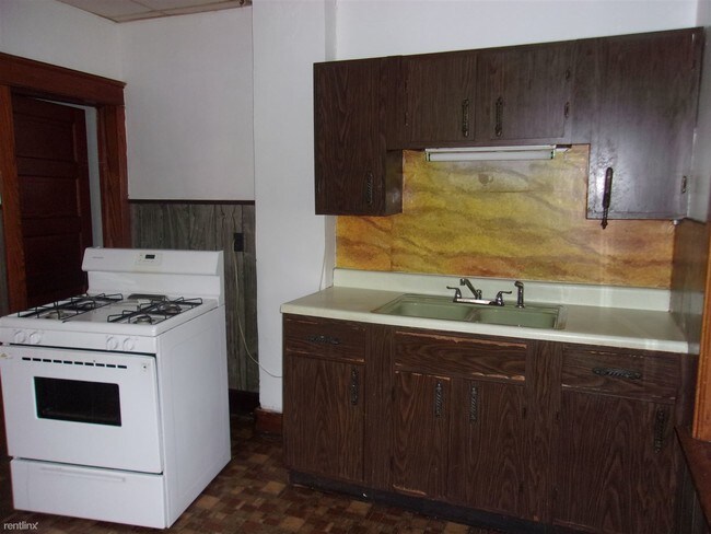 Building Photo - 2 br, 1 bath Duplex - 7 Seymour St