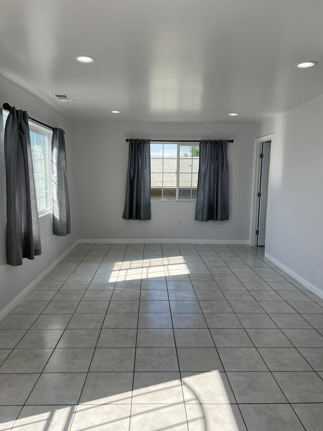 Building Photo - Spacious 2 Bedroom + Bonus Room, Back House w/ Garage & Gated Entry