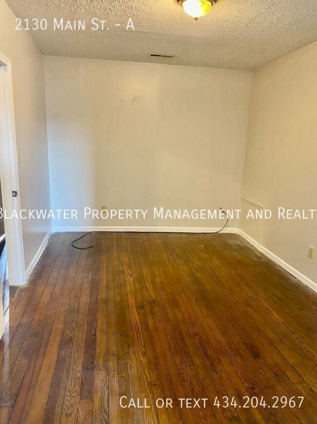 Building Photo - 3 Bedroom Downtown Apartment!