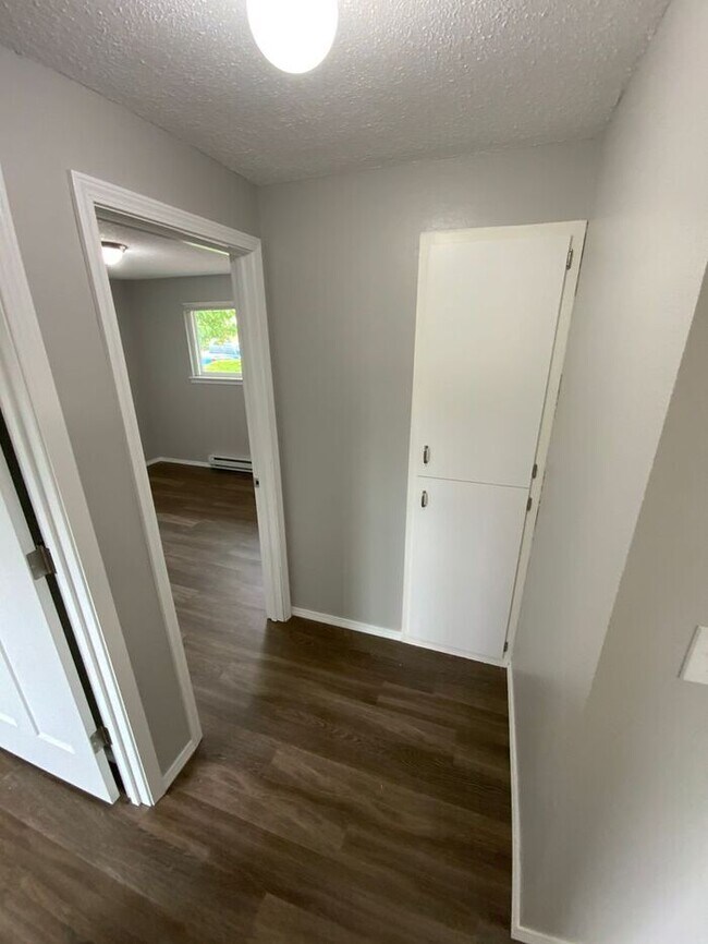 Foto del edificio - Mid Tacoma duplex 2bd 1 bath w/ 1 car garage