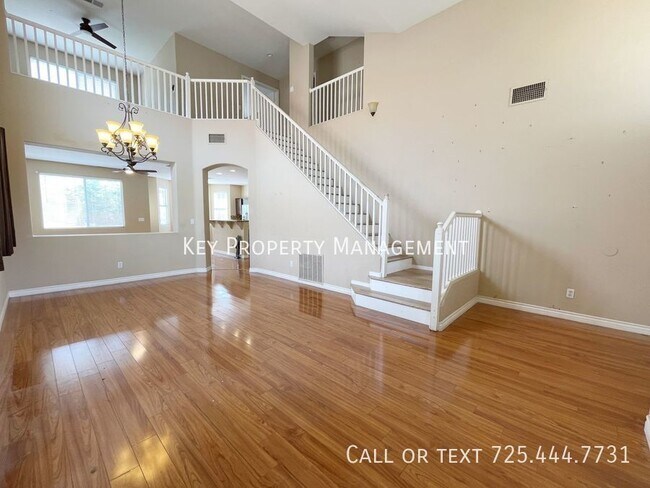 Foto del edificio - 4 BED, 3.5 BATH 2 STORY HOME WITH SPA LOCA...