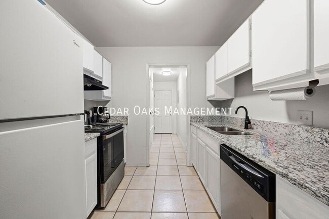 Building Photo - 5809 Samantha St