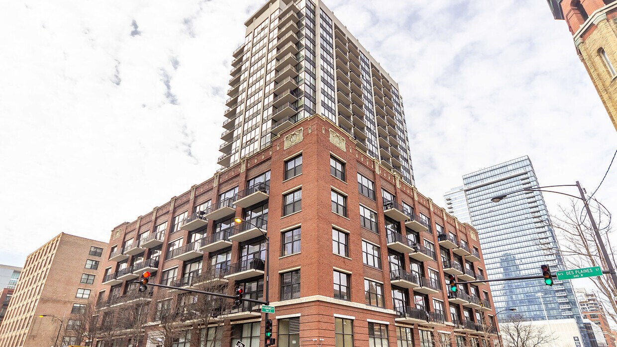 Primary Photo - 210 S Desplaines St