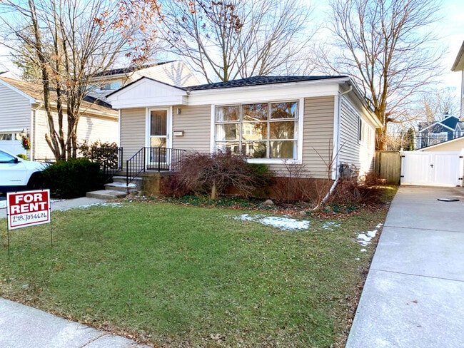 Building Photo - 664 Davis Ave