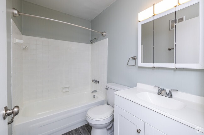 2BR, 1BA - 1000SF - Bathroom - Johnson Legacy West