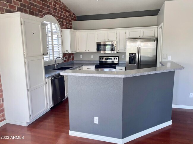 Building Photo - 223 S Brentwood Pl