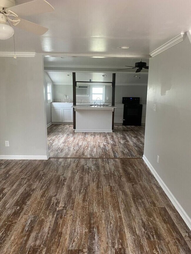 Building Photo - 2 BR / 1 BA Available for Rent in Concord,...