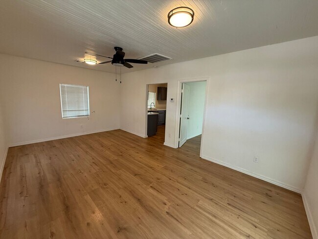 Foto del edificio - Remodeled 2 Bedroom w/ Utilities Included!