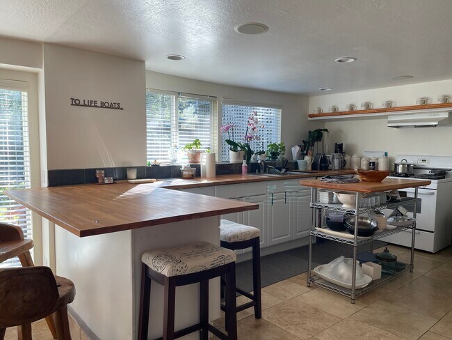 Spacious full kitchen - 311 Enterprise Concourse