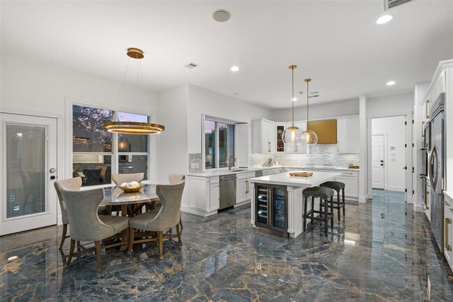 Building Photo - 4415 Lago Viento