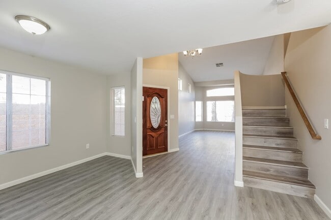 Building Photo - 390 S Robins Way