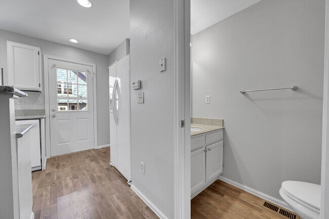 Building Photo - $2,195.00 - 2 Bed, 1.5 Bath, Townhome in L...