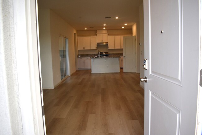 Foto del edificio - Beautiful almost new 3 bedroom 2/5 bath in...