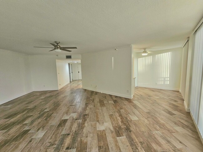 Foto del edificio - Pasadena Yacht Club 2 Bedroom Condo For Rent