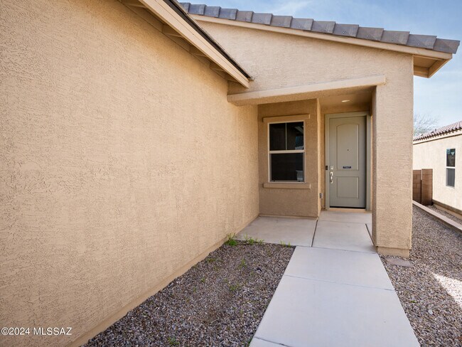 Building Photo - 14686 S Avenida Lago De Plata