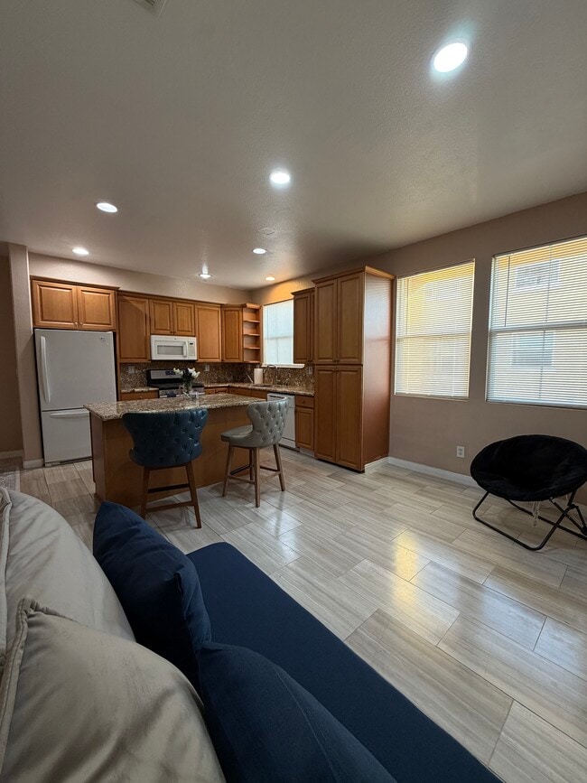 área de cocina - 1860 E 12th St