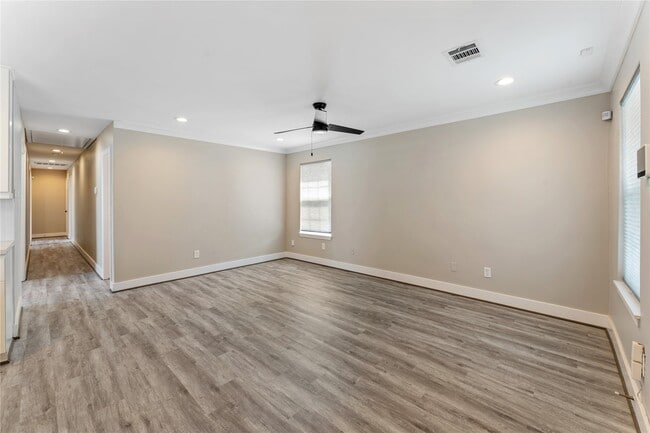 Building Photo - 809 E 40th St
