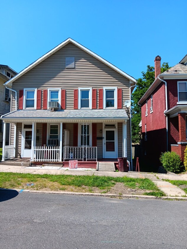 3BR Duplex in Westside Neighborhood - 3BR  Duplex in Westside Neighborhood