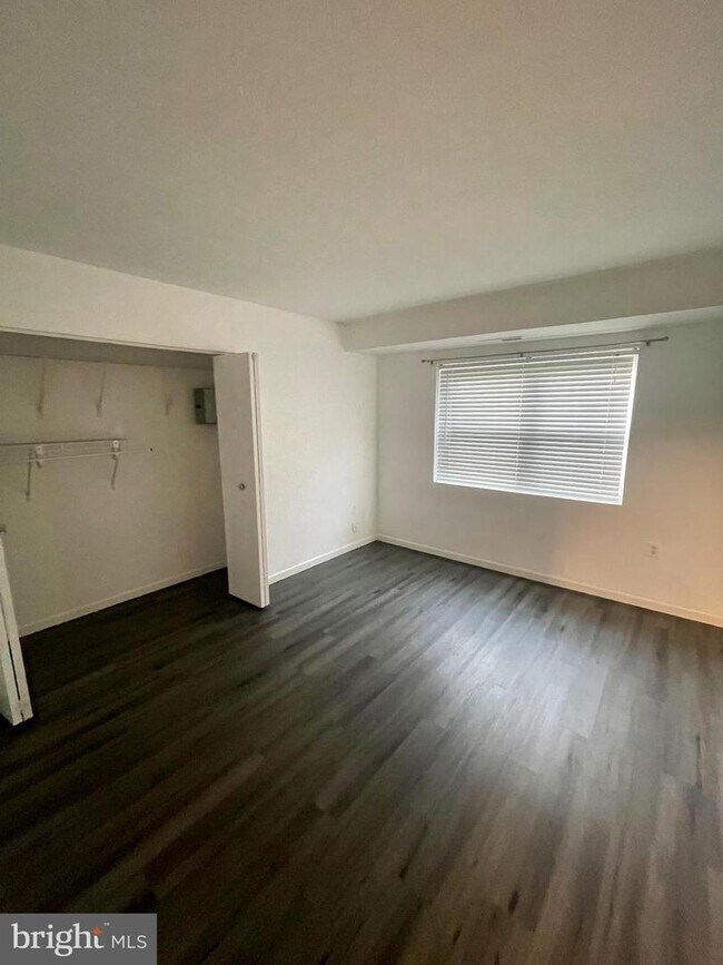 Building Photo - 5915 Mayflower Ct