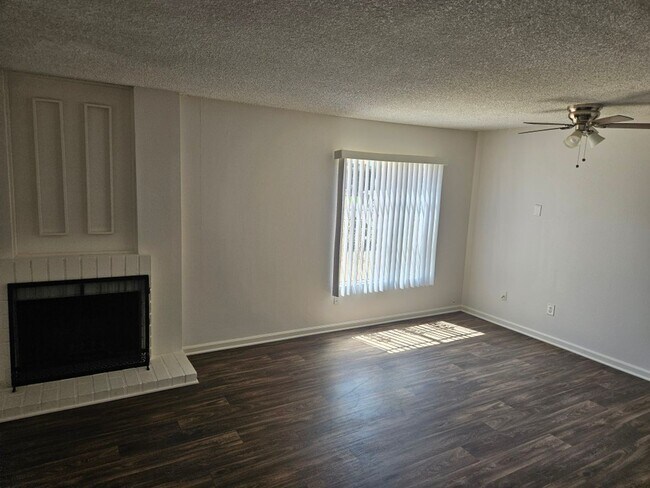 Building Photo - 4 Bedroom Home with 2 Car attached garage