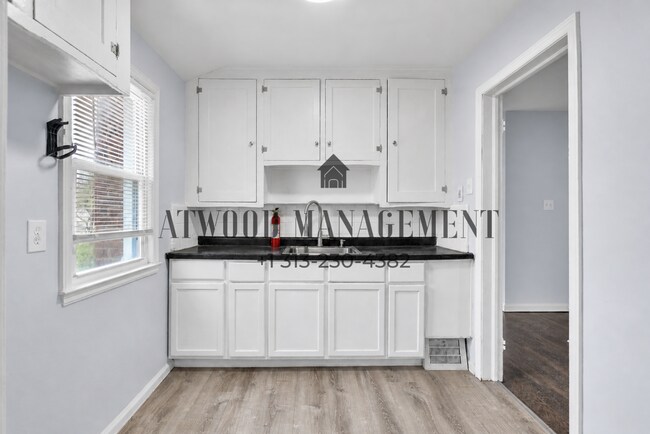 Foto del interior - 14118-20 Evergreen Rd
