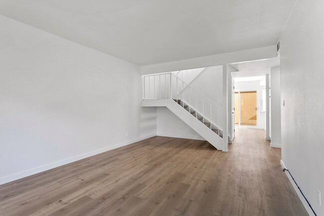 Foto del edificio - Remodeled End-Unit Townhouse w/ Ground Flo...