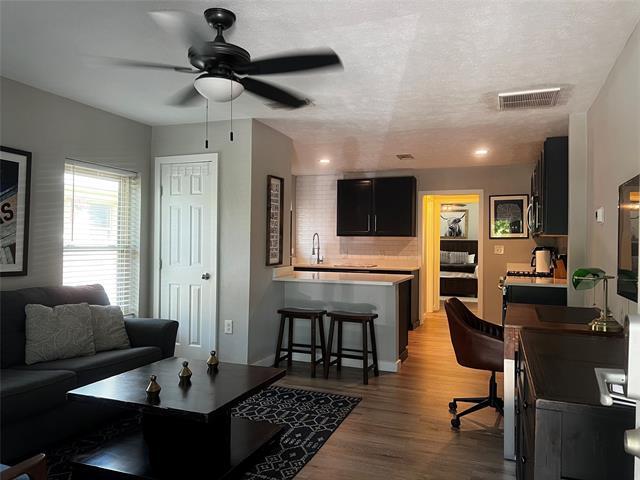Foto del edificio - 408 N Oak Cliff Blvd