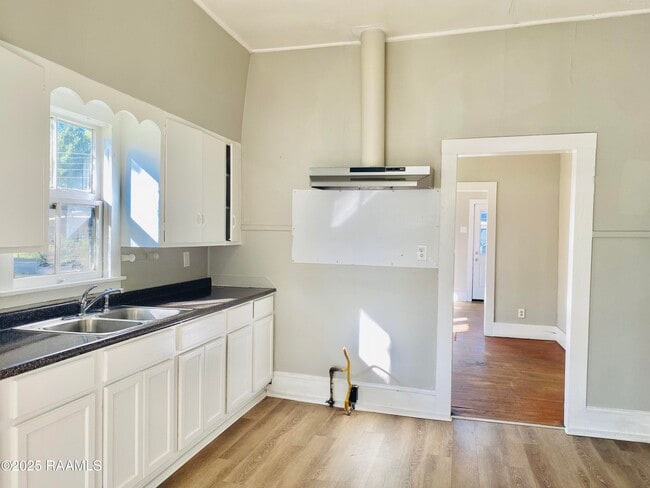 Building Photo - 137 S St Antoine St