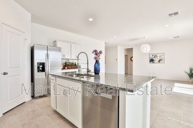 Building Photo - 1133 W Descanso Canyon Dr
