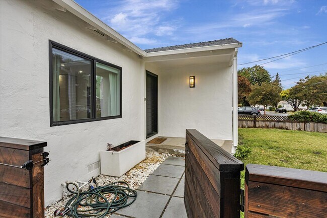 Building Photo - Like New! Welcome to this stunning 3 bedro...