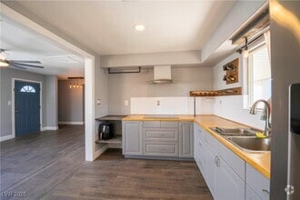 Building Photo - 550 Karen Way