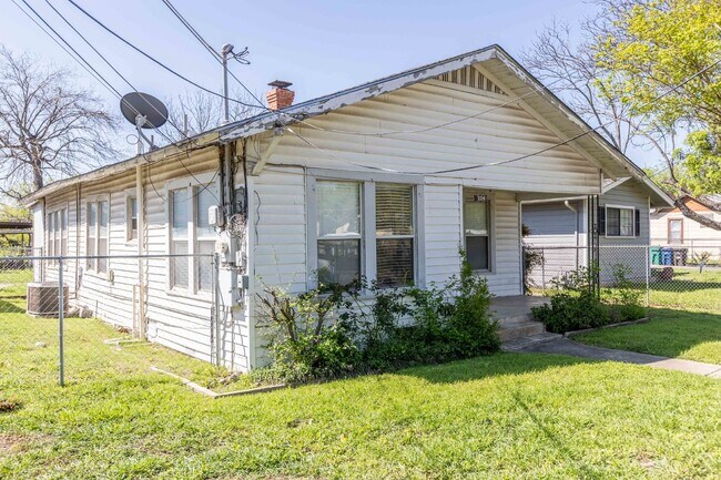 Building Photo - 226 W. Harding Blvd