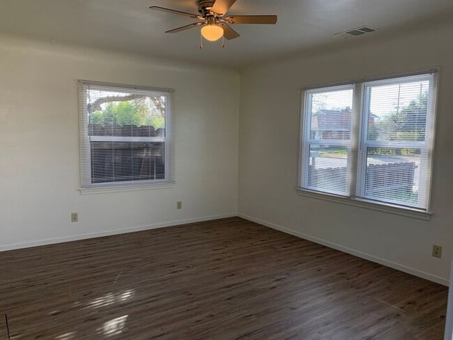 Building Photo - Charming 1 Bedroom apartment in SE Visalia!